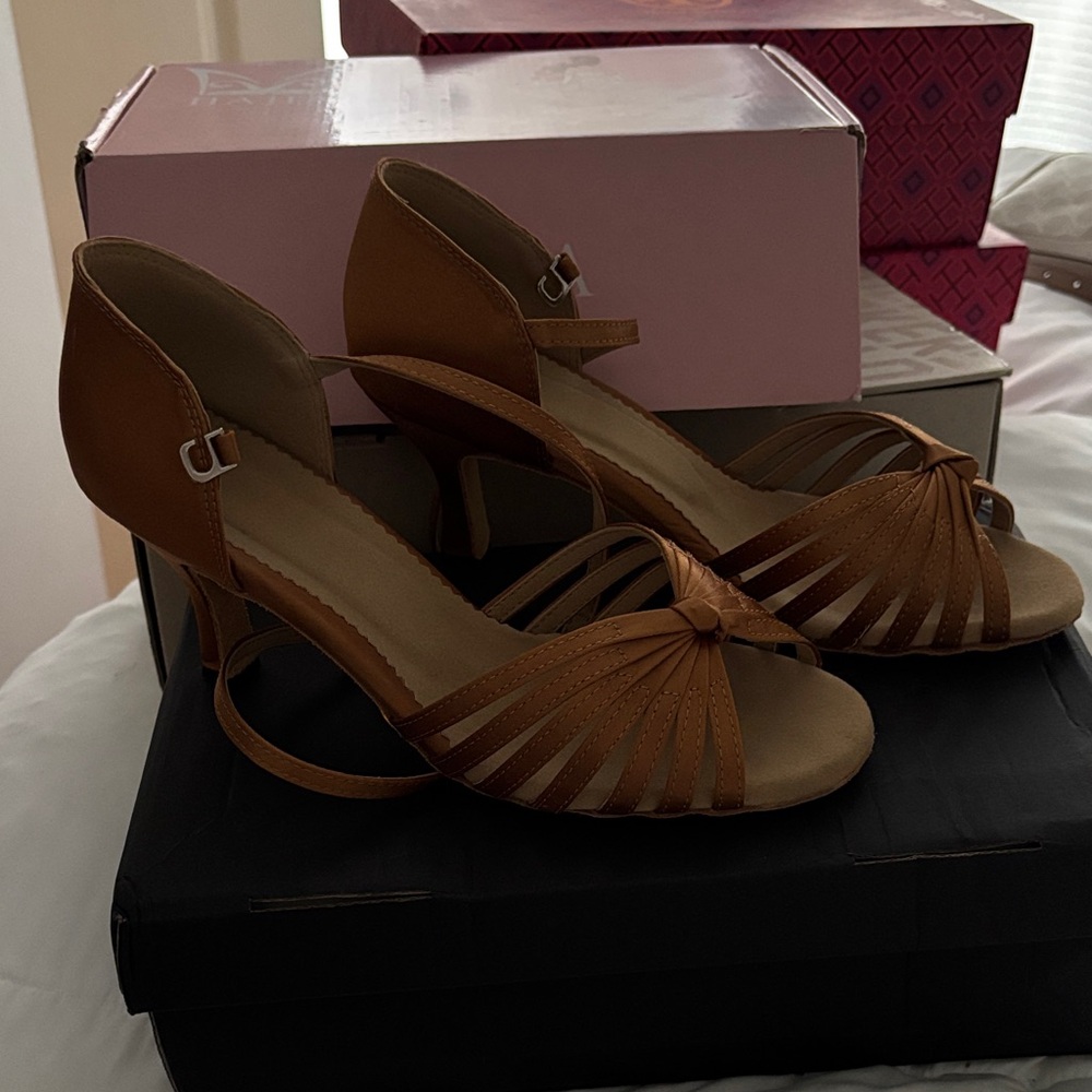 Chic Tan Strappy Heels